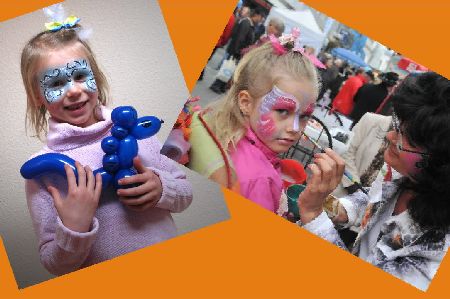 Ute beim Kinderschminken mit Luftballondrehen.